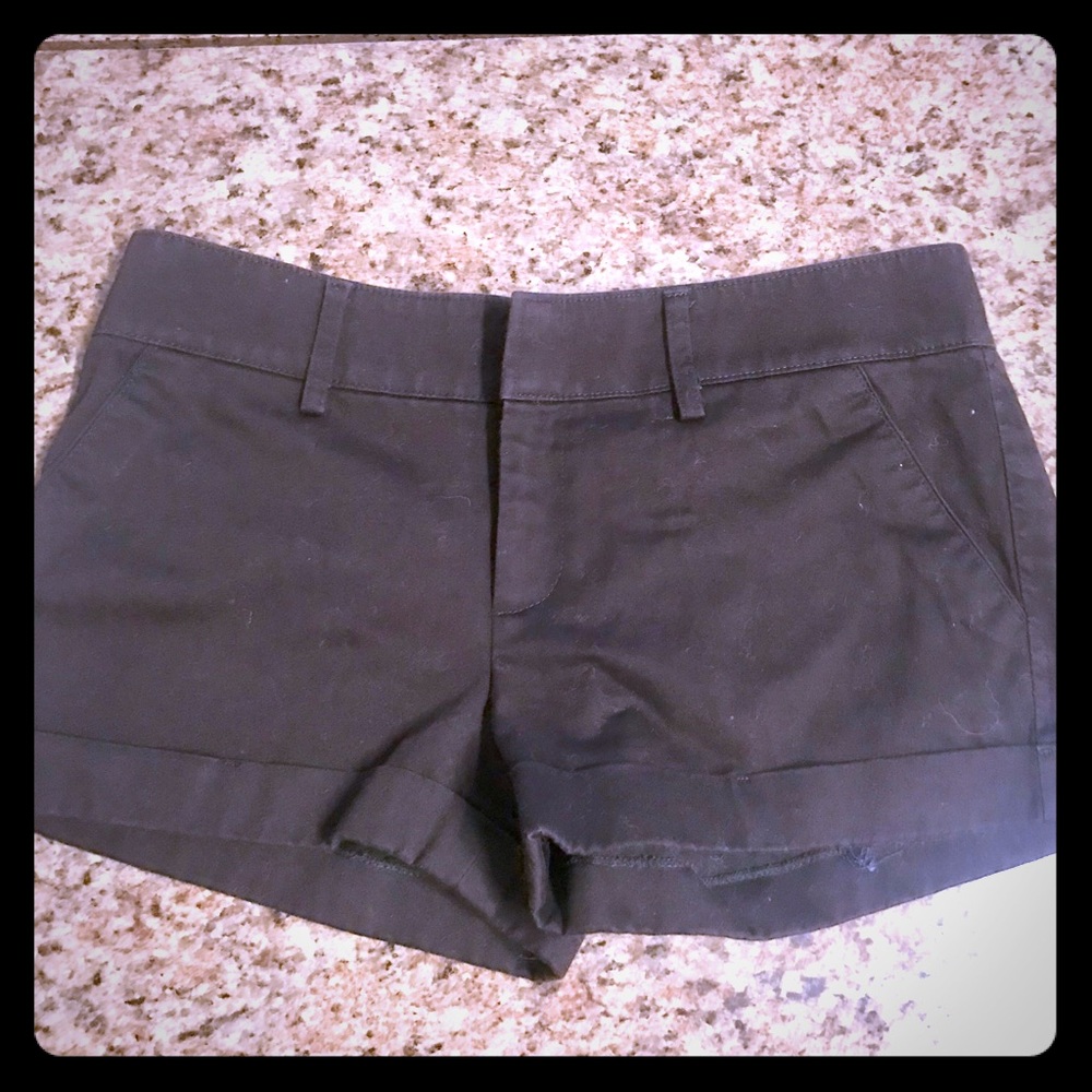 Black shorts with pockets tuck in the back